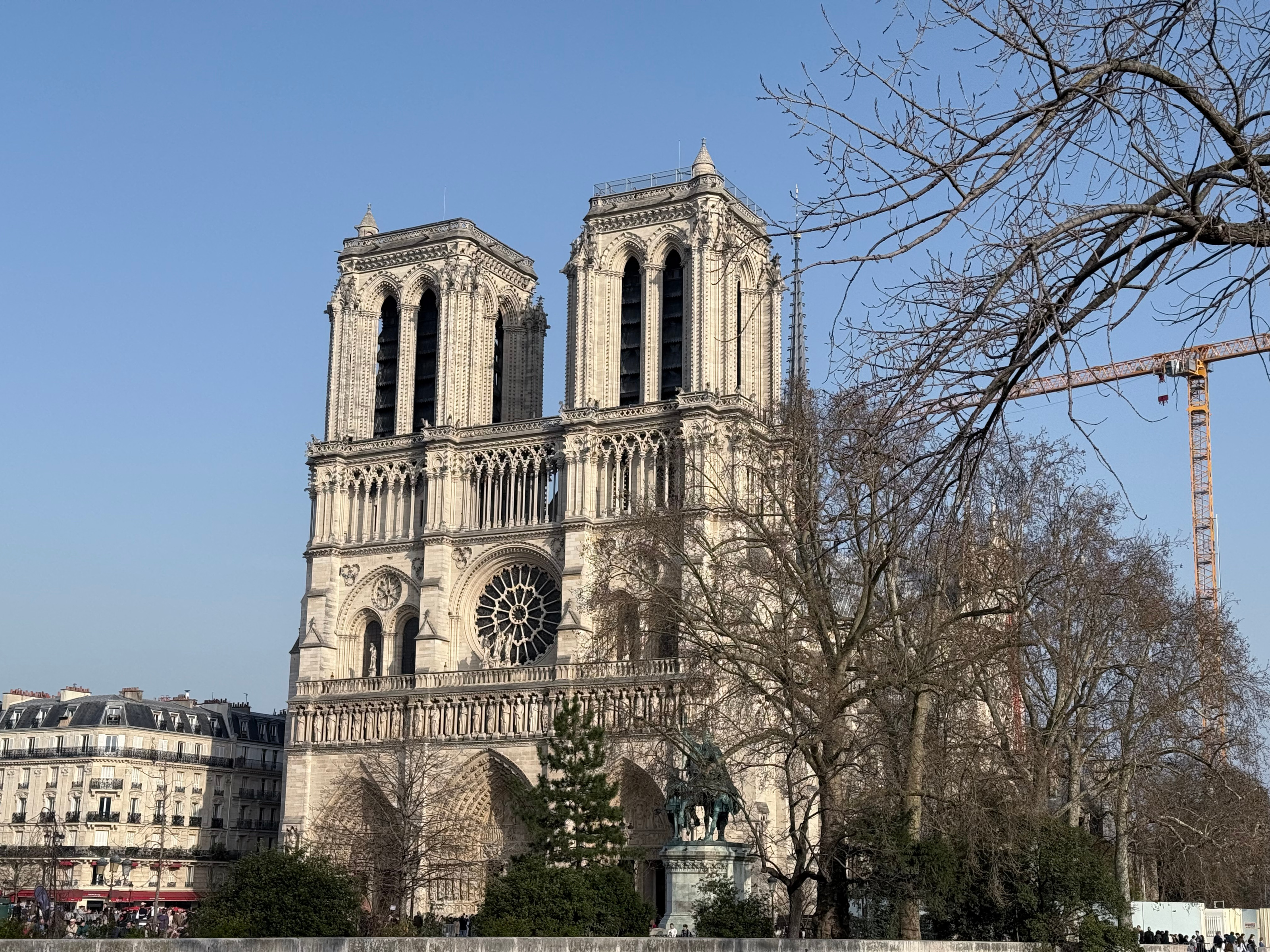 改修されたNotre Dameの中へ